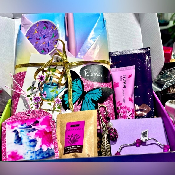 Blind Date with a Book Gift Box Mystery Gift for Book Lover Romance blind book - Picture 1 of 10